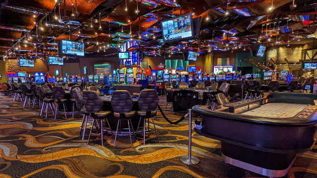 The Difference Between Online Casinos and Land-based Casinos